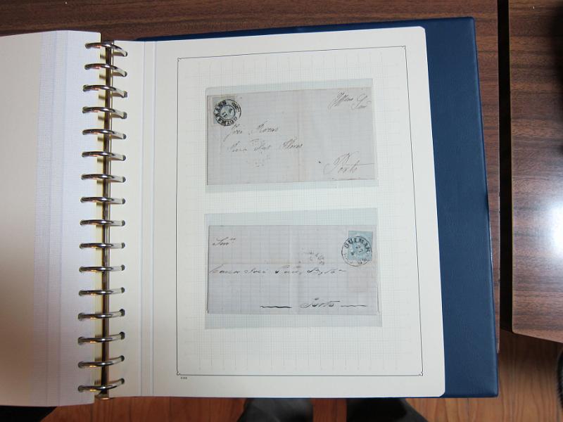 0019 (121).JPG -     Lote:    19      Marcofilia      Lotes Especiais       Descrição:         Portugal. Colecção especializada de carimbos de duplo círculo, tipo 1852, montada em 4 álbuns Lindner, com selos de diversas emissões e cartas, com estudo minucioso de cada marca. Lote a ver.         Lote       Valor Base:     &euro; 2.500,00     Valor Venda:     Retirado     